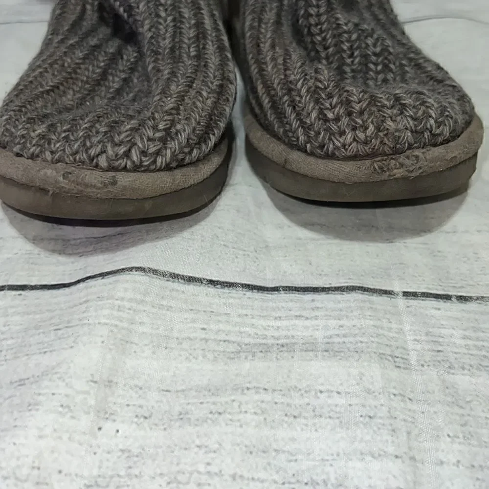 UGG Classic Cardy Gray Crochet Button Boots Sweater sz 2 Girls Kids